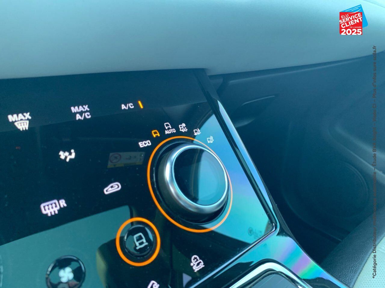 Véhicule d'occasion LAND-ROVER RANGE ROVER EVOQUE 2.0 D 180CH R-DYNAMIC S AWD BVA TPANO SIEGES CUIR GPS CAMERA CARPLAY chez Renault Saint-Louis