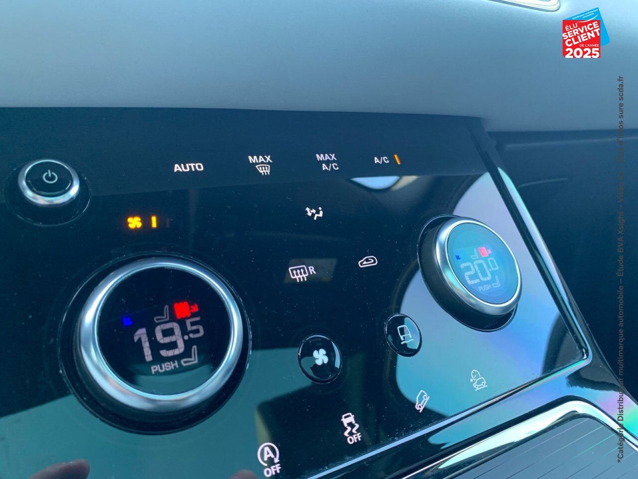 Véhicule d'occasion LAND-ROVER RANGE ROVER EVOQUE 2.0 D 180CH R-DYNAMIC S AWD BVA TPANO SIEGES CUIR GPS CAMERA CARPLAY chez Renault Saint-Louis