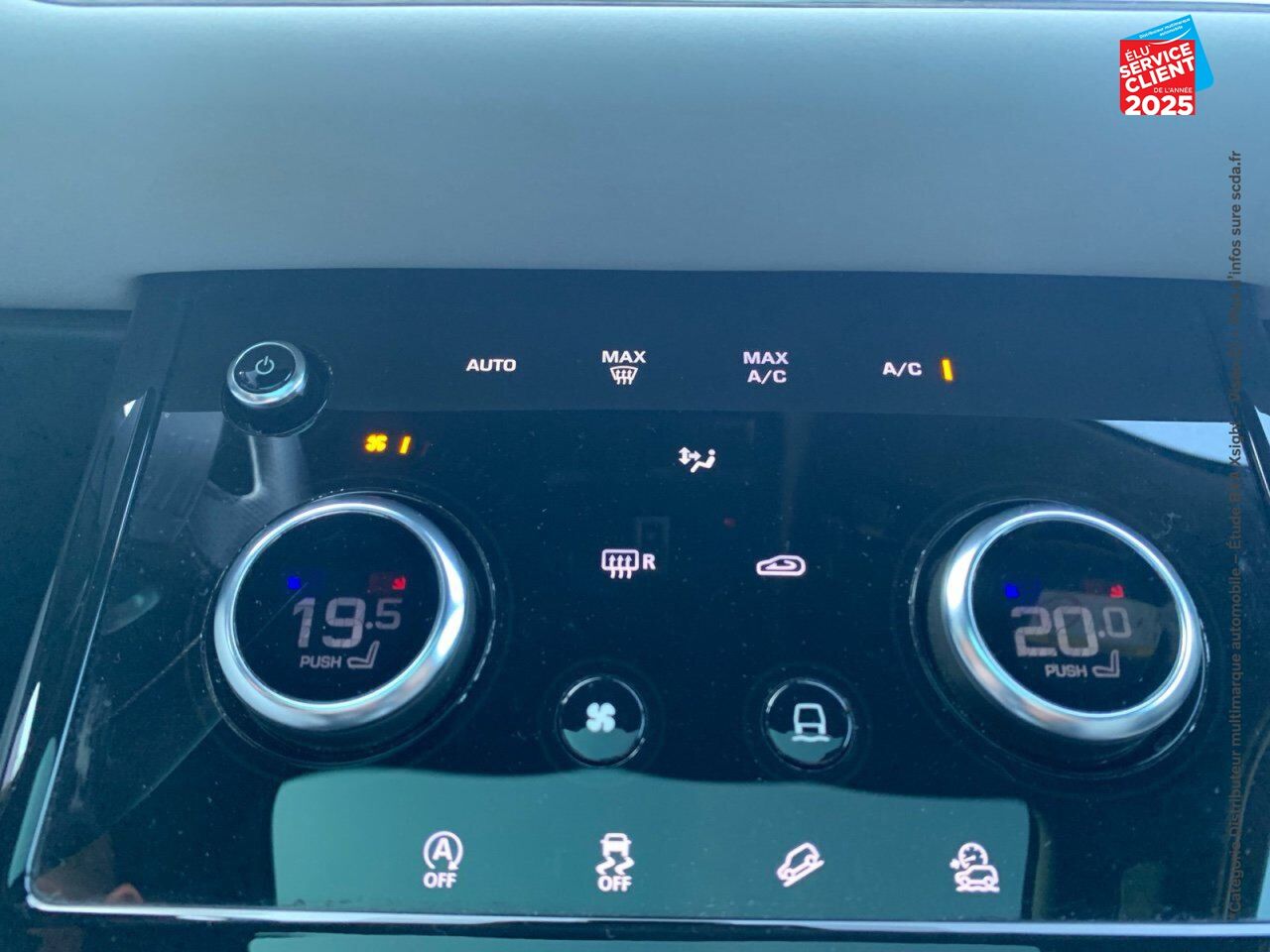 Véhicule d'occasion LAND-ROVER RANGE ROVER EVOQUE 2.0 D 180CH R-DYNAMIC S AWD BVA TPANO SIEGES CUIR GPS CAMERA CARPLAY chez Renault Saint-Louis