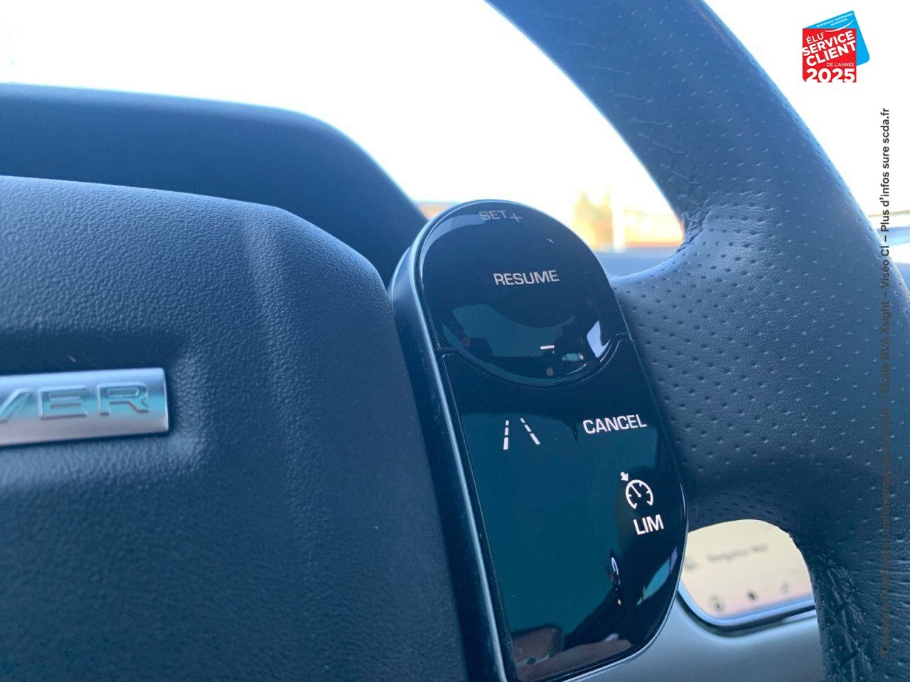 Véhicule d'occasion LAND-ROVER RANGE ROVER EVOQUE 2.0 D 180CH R-DYNAMIC S AWD BVA TPANO SIEGES CUIR GPS CAMERA CARPLAY chez Renault Saint-Louis
