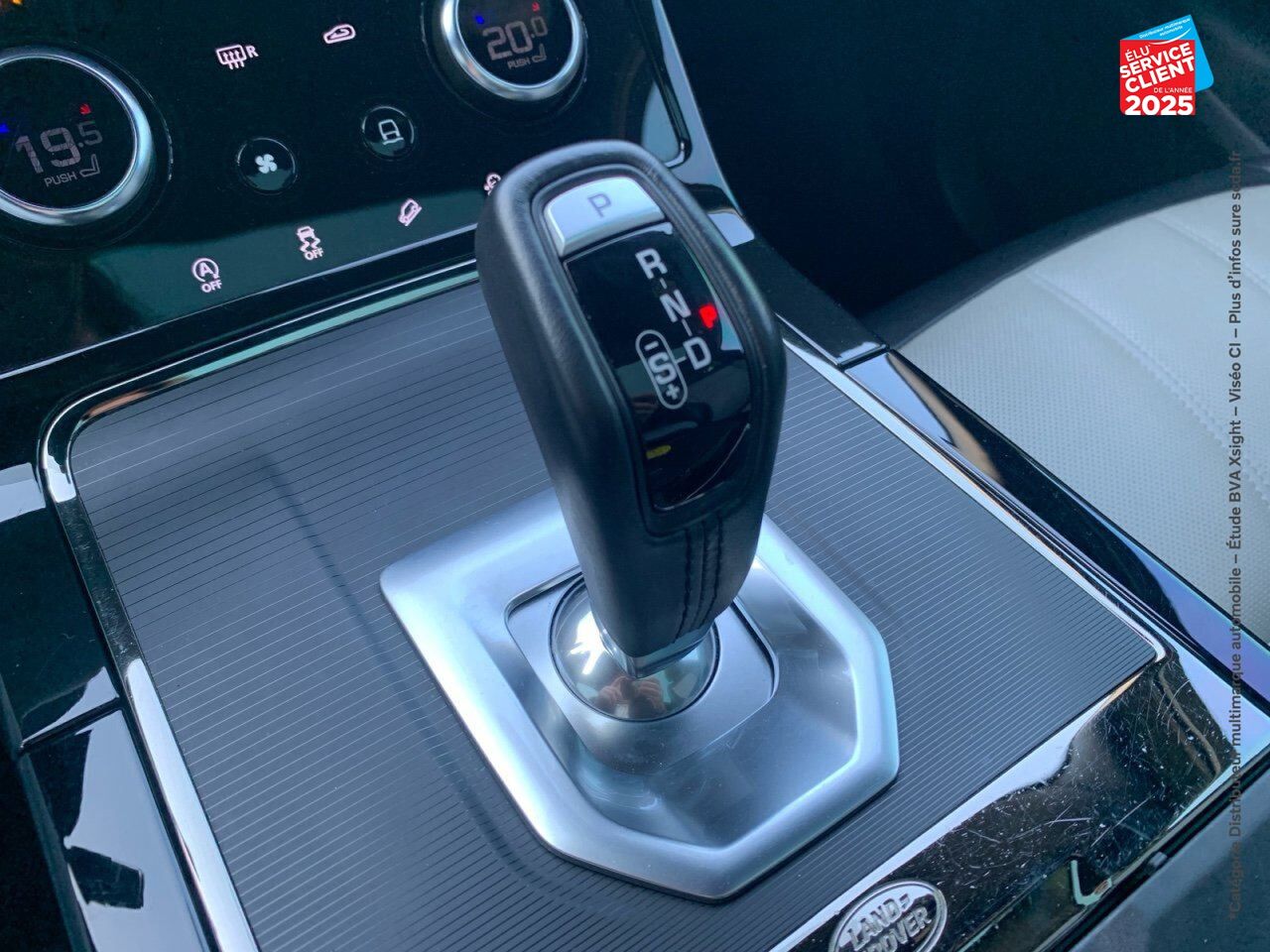 Véhicule d'occasion LAND-ROVER RANGE ROVER EVOQUE 2.0 D 180CH R-DYNAMIC S AWD BVA TPANO SIEGES CUIR GPS CAMERA CARPLAY chez Renault Saint-Louis