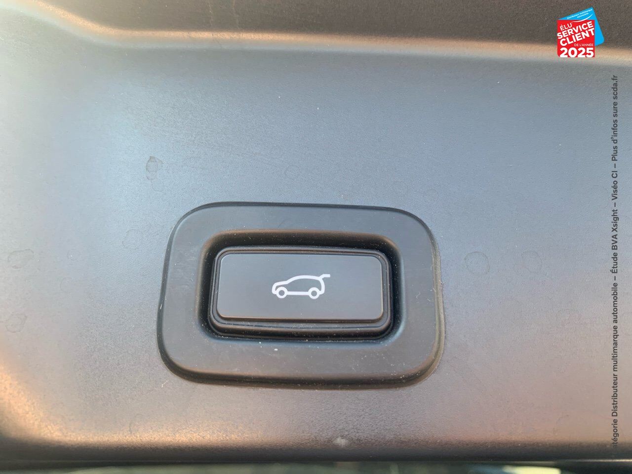 Véhicule d'occasion LAND-ROVER RANGE ROVER EVOQUE 2.0 D 180CH R-DYNAMIC S AWD BVA TPANO SIEGES CUIR GPS CAMERA CARPLAY chez Renault Saint-Louis