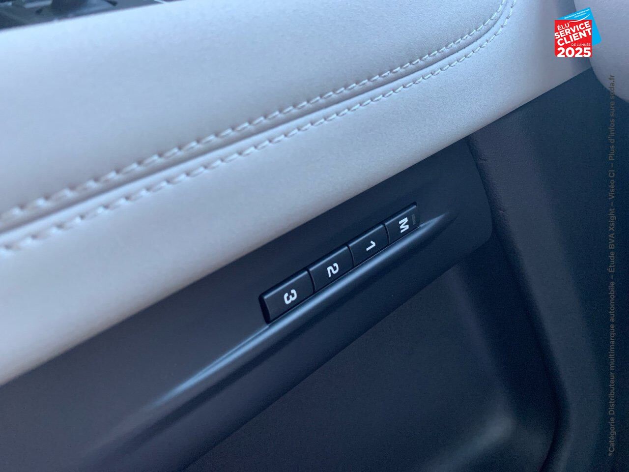 Véhicule d'occasion LAND-ROVER RANGE ROVER EVOQUE 2.0 D 180CH R-DYNAMIC S AWD BVA TPANO SIEGES CUIR GPS CAMERA CARPLAY chez Renault Saint-Louis