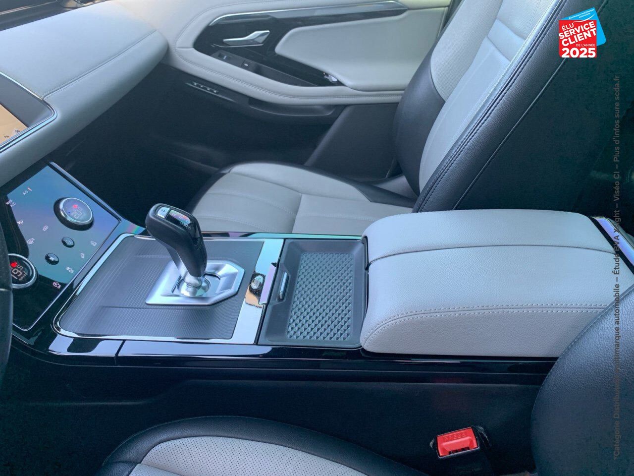 Véhicule d'occasion LAND-ROVER RANGE ROVER EVOQUE 2.0 D 180CH R-DYNAMIC S AWD BVA TPANO SIEGES CUIR GPS CAMERA CARPLAY chez Renault Saint-Louis