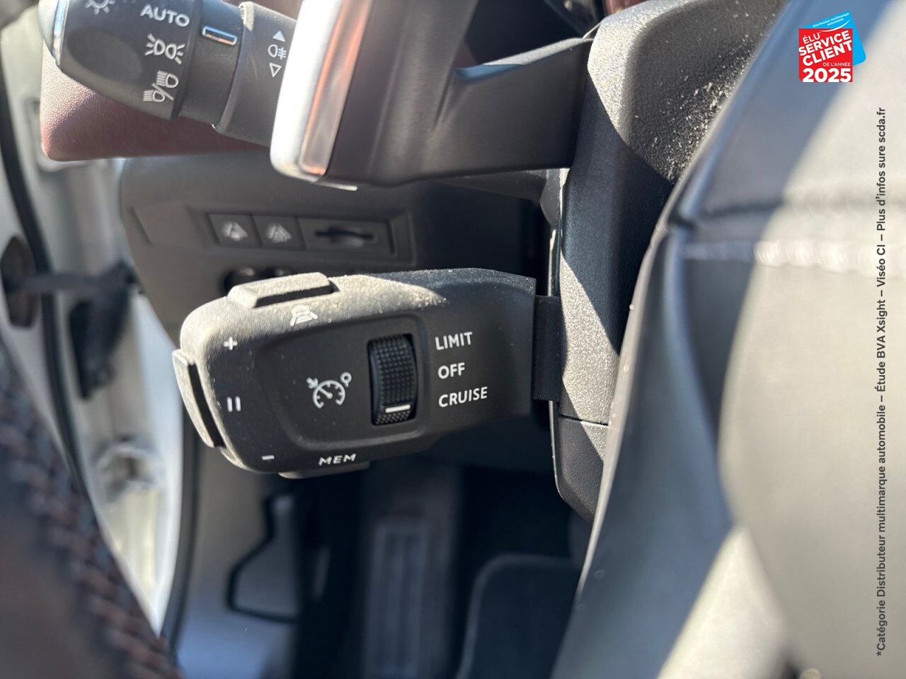 Véhicule d'occasion DS DS 3 CROSSBACK PURETECH 155CH LA PREMIERE AUTOMATIQUE 126G SIEGES CHAUF/CUIR GPS CARPLAY HUD chez Renault Saint-Louis