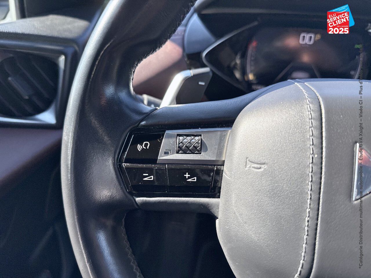 Véhicule d'occasion DS DS 3 CROSSBACK PURETECH 155CH LA PREMIERE AUTOMATIQUE 126G SIEGES CHAUF/CUIR GPS CARPLAY HUD chez Renault Saint-Louis