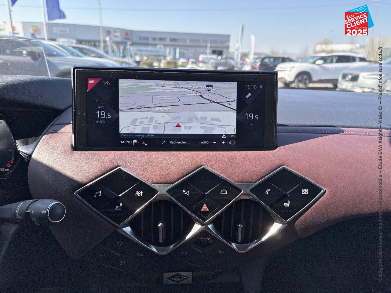 Véhicule d'occasion DS DS 3 CROSSBACK PURETECH 155CH LA PREMIERE AUTOMATIQUE 126G SIEGES CHAUF/CUIR GPS CARPLAY HUD chez Renault Saint-Louis