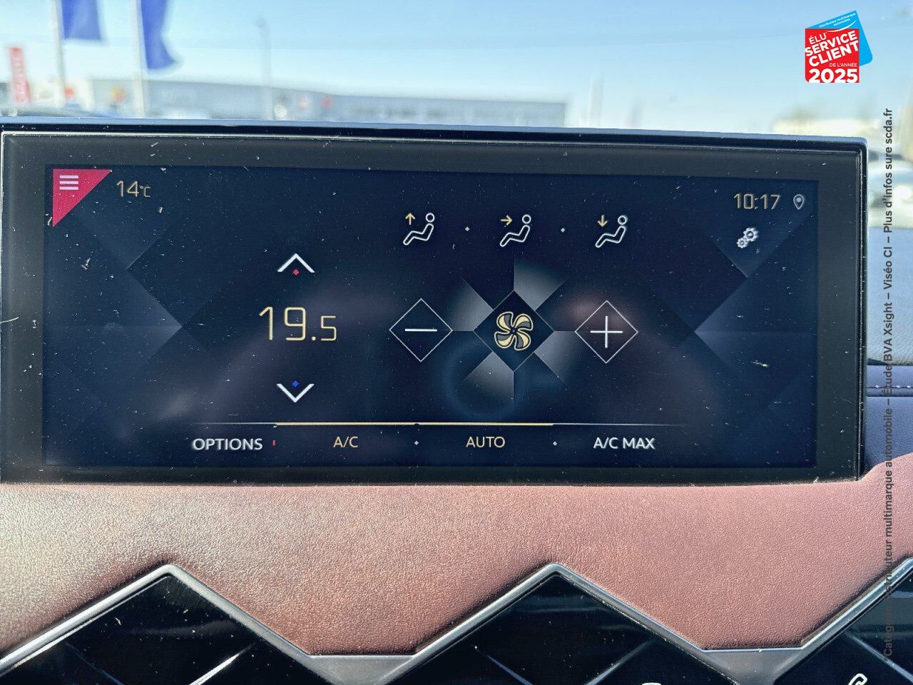 Véhicule d'occasion DS DS 3 CROSSBACK PURETECH 155CH LA PREMIERE AUTOMATIQUE 126G SIEGES CHAUF/CUIR GPS CARPLAY HUD chez Renault Saint-Louis