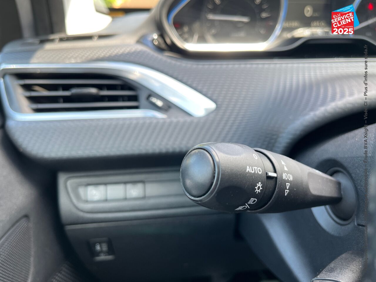 Véhicule d'occasion PEUGEOT 2008 1.2 PURETECH 110CH CROSSWAY SS chez Renault Saint-Louis
