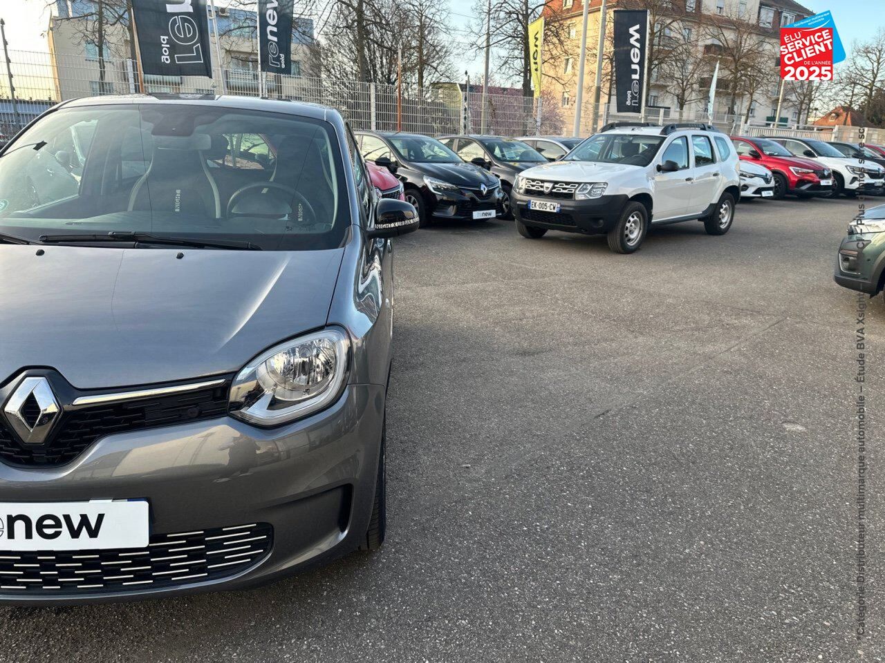 Véhicule d'occasion RENAULT TWINGO E-TECH ELECTRIC URBAN NIGHT R80 ACHAT INTEGRAL GPS chez Toyota Bar le Duc
