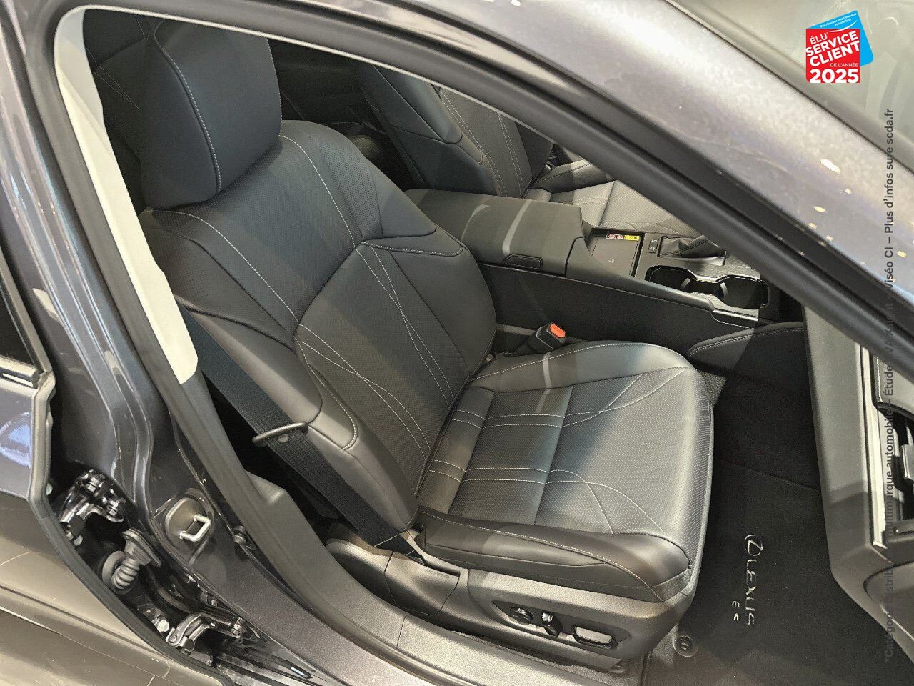 Véhicule d'occasion LEXUS ES 300H LUXE MY23 chez Toyota Thionville