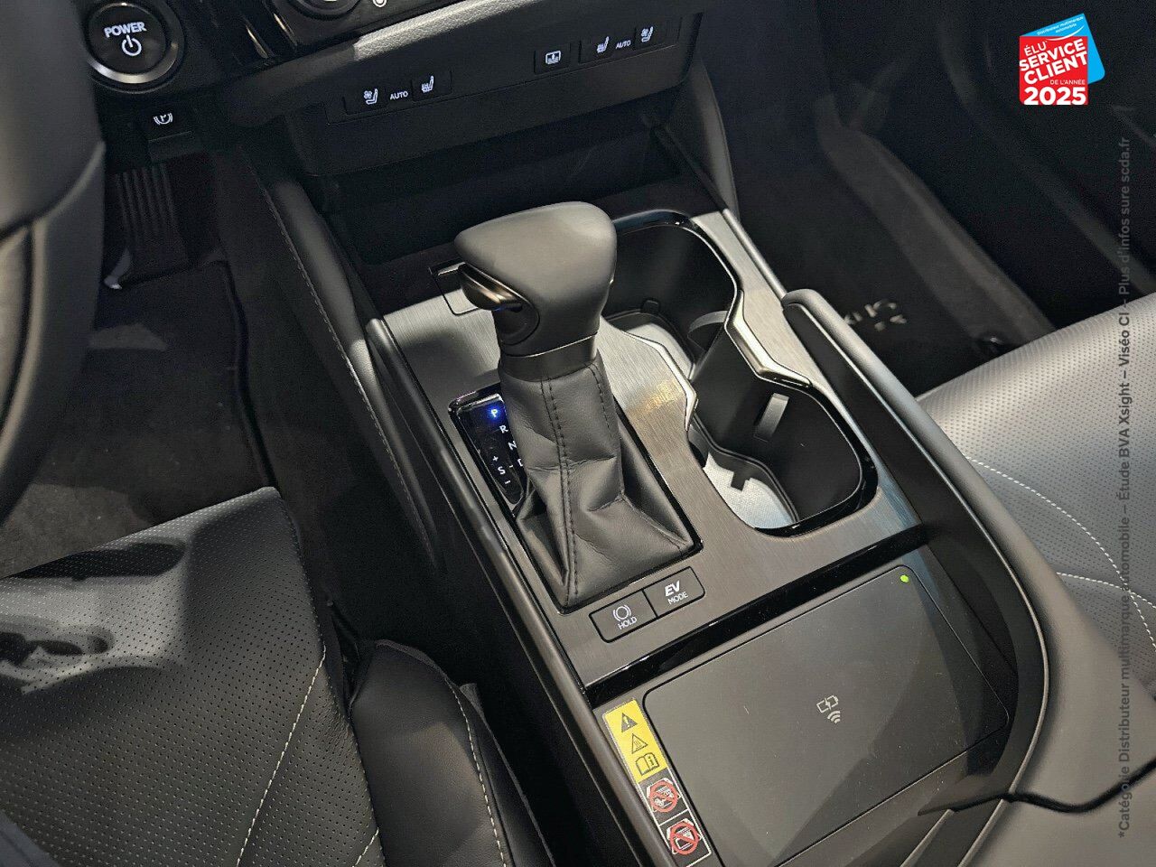 Véhicule d'occasion LEXUS ES 300H LUXE MY23 chez Toyota Thionville
