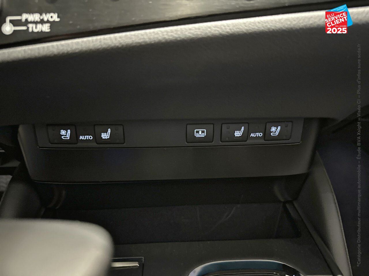 Véhicule d'occasion LEXUS ES 300H LUXE MY23 chez Toyota Thionville