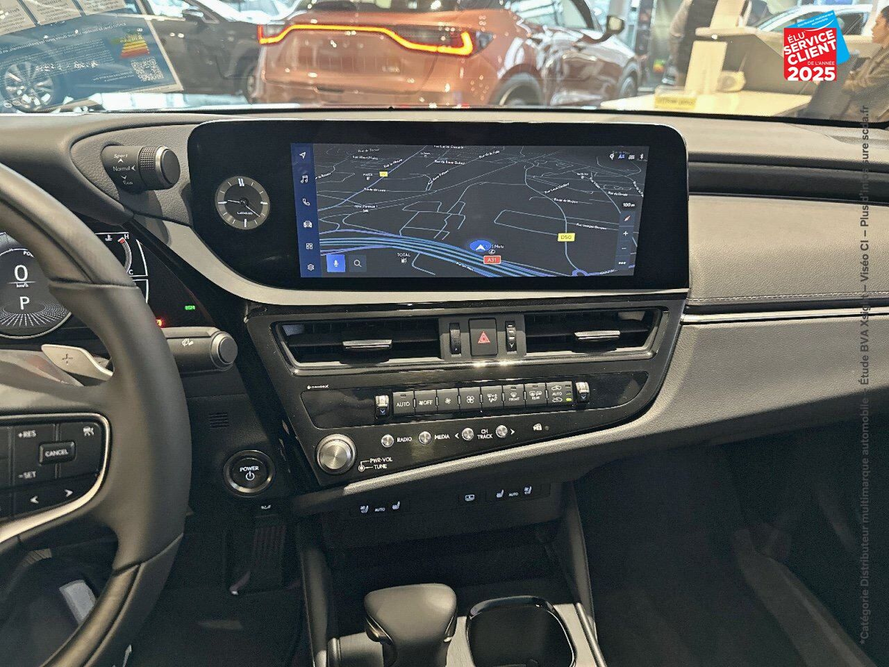 Véhicule d'occasion LEXUS ES 300H LUXE MY23 chez Toyota Thionville