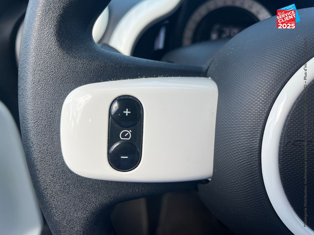 Véhicule d'occasion RENAULT TWINGO E-TECH ELECTRIC EQUILIBRE R80 ACHAT INTEGRAL chez Peugeot Sedan