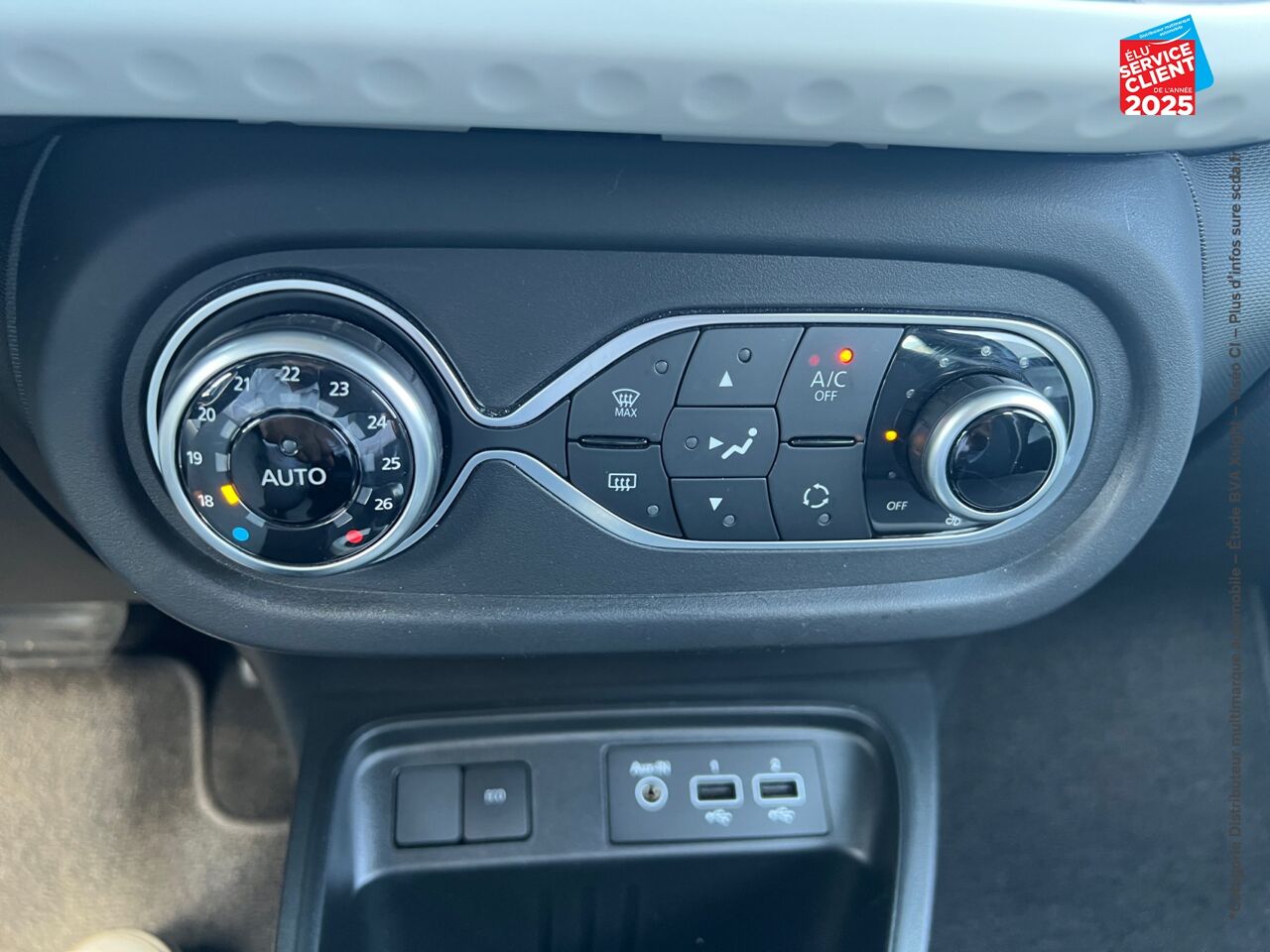 Véhicule d'occasion RENAULT TWINGO E-TECH ELECTRIC EQUILIBRE R80 ACHAT INTEGRAL chez Peugeot Sedan