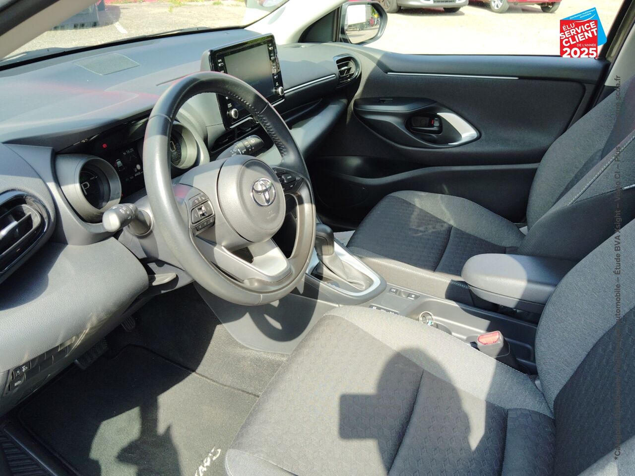 Véhicule d'occasion TOYOTA YARIS 116H DESIGN 5P MY22 CAMERA chez Toyota Sarreguemines