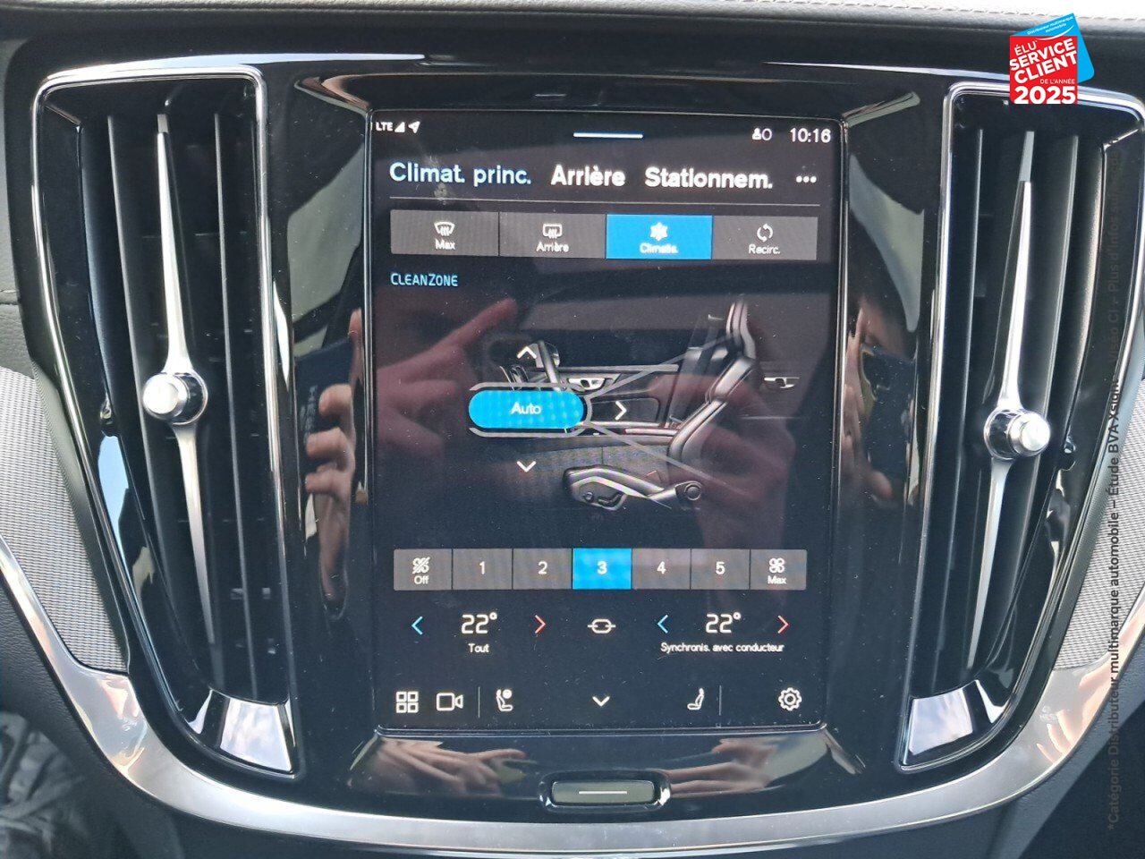 Véhicule d'occasion VOLVO V60 B4 197CH PLUS STYLE DARK DCT 7 chez Volvo Strasbourg