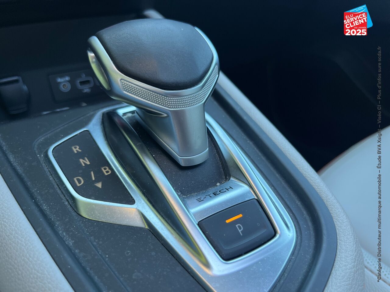 Véhicule d'occasion RENAULT CAPTUR 1.6 E-TECH HYBRIDE INITIALE PARIS -21 chez Renault Saint-Louis