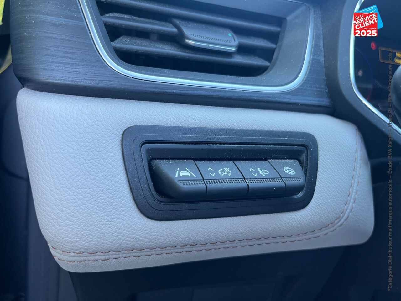 Véhicule d'occasion RENAULT CAPTUR 1.6 E-TECH HYBRIDE INITIALE PARIS -21 chez Renault Saint-Louis