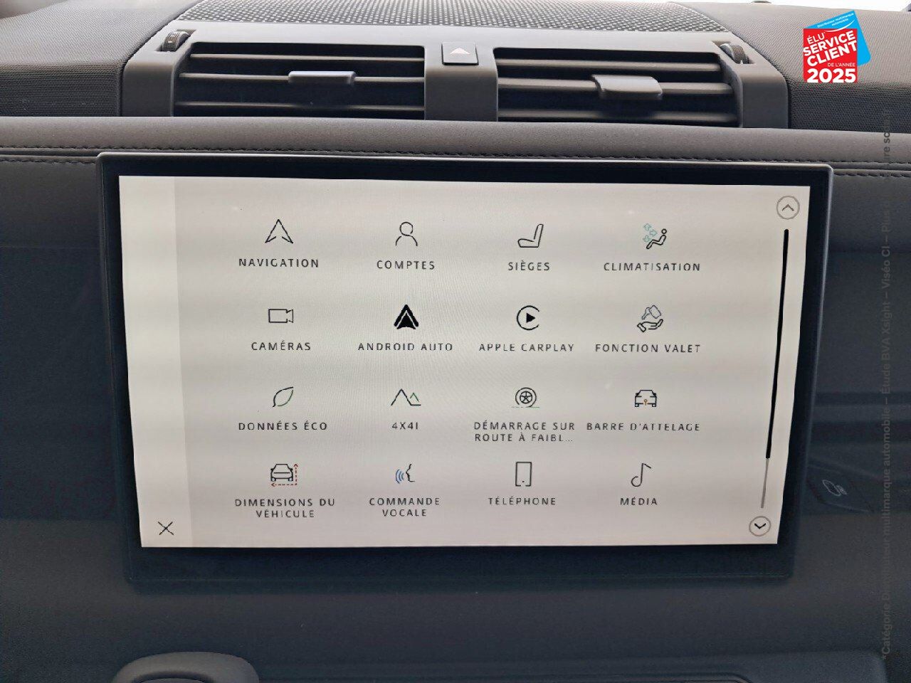 Véhicule d'occasion LAND-ROVER DEFENDER 110 2.0 P300E X-DYNAMIC SE chez BMW Pontarlier