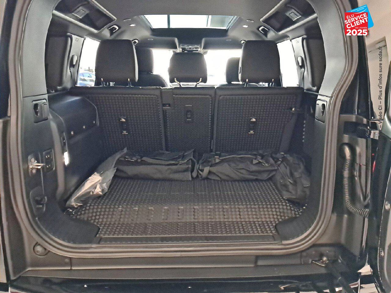 Véhicule d'occasion LAND-ROVER DEFENDER 110 2.0 P300E X-DYNAMIC SE chez BMW Pontarlier