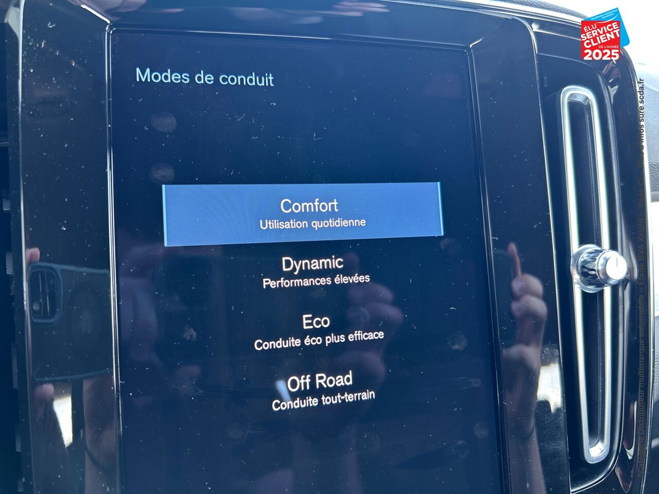 Véhicule d'occasion VOLVO XC40 T2 129CH MOMENTUM BUSINESS GEARTRONIC 8 SIEGES CHAUF VOLANT CHAUF GPS CAMERA CARPLAY chez Toyota Thionville