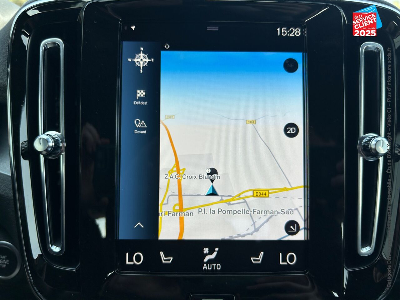 Véhicule d'occasion VOLVO XC40 T2 129CH MOMENTUM BUSINESS GEARTRONIC 8 SIEGES CHAUF VOLANT CHAUF GPS CAMERA CARPLAY chez Toyota Thionville