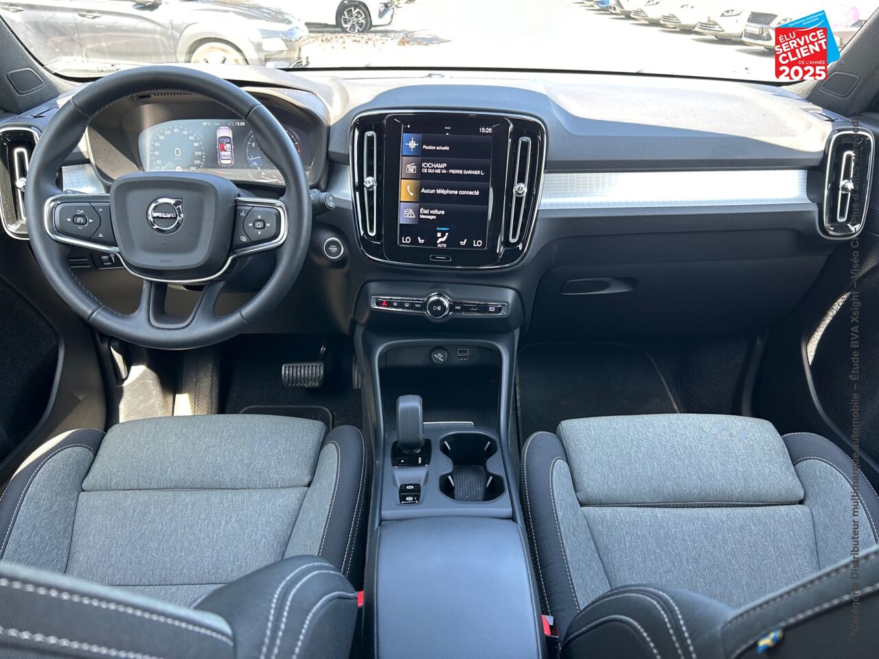 Véhicule d'occasion VOLVO XC40 T2 129CH MOMENTUM BUSINESS GEARTRONIC 8 SIEGES CHAUF VOLANT CHAUF GPS CAMERA CARPLAY chez Toyota Thionville