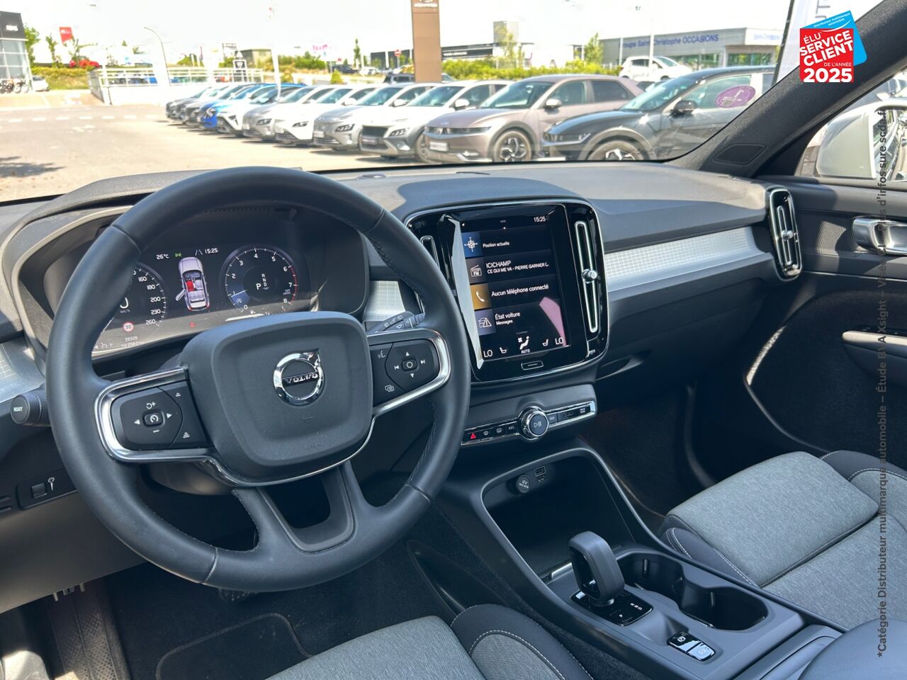 Véhicule d'occasion VOLVO XC40 T2 129CH MOMENTUM BUSINESS GEARTRONIC 8 SIEGES CHAUF VOLANT CHAUF GPS CAMERA CARPLAY chez Toyota Thionville