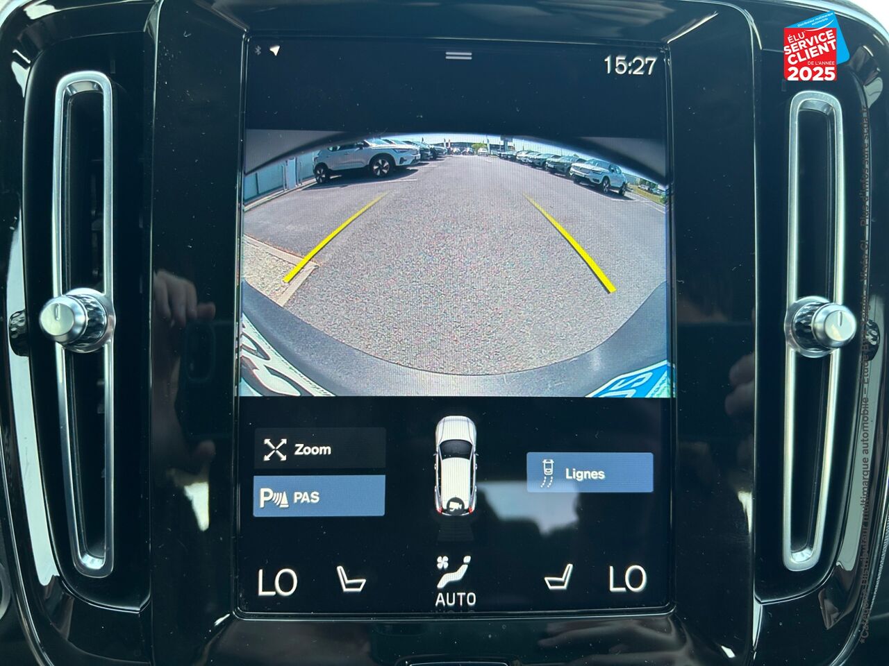 Véhicule d'occasion VOLVO XC40 T2 129CH MOMENTUM BUSINESS GEARTRONIC 8 SIEGES CHAUF VOLANT CHAUF GPS CAMERA CARPLAY chez Toyota Thionville