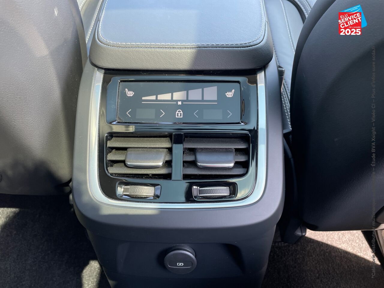 Véhicule d'occasion VOLVO XC90 T8 AWD 310 + 145CH ULTIMATE STYLE DARK GEARTRONIC TPANO SIEGES CUIR CAMERA CARPLAY H/KARDON chez Volvo Chalons