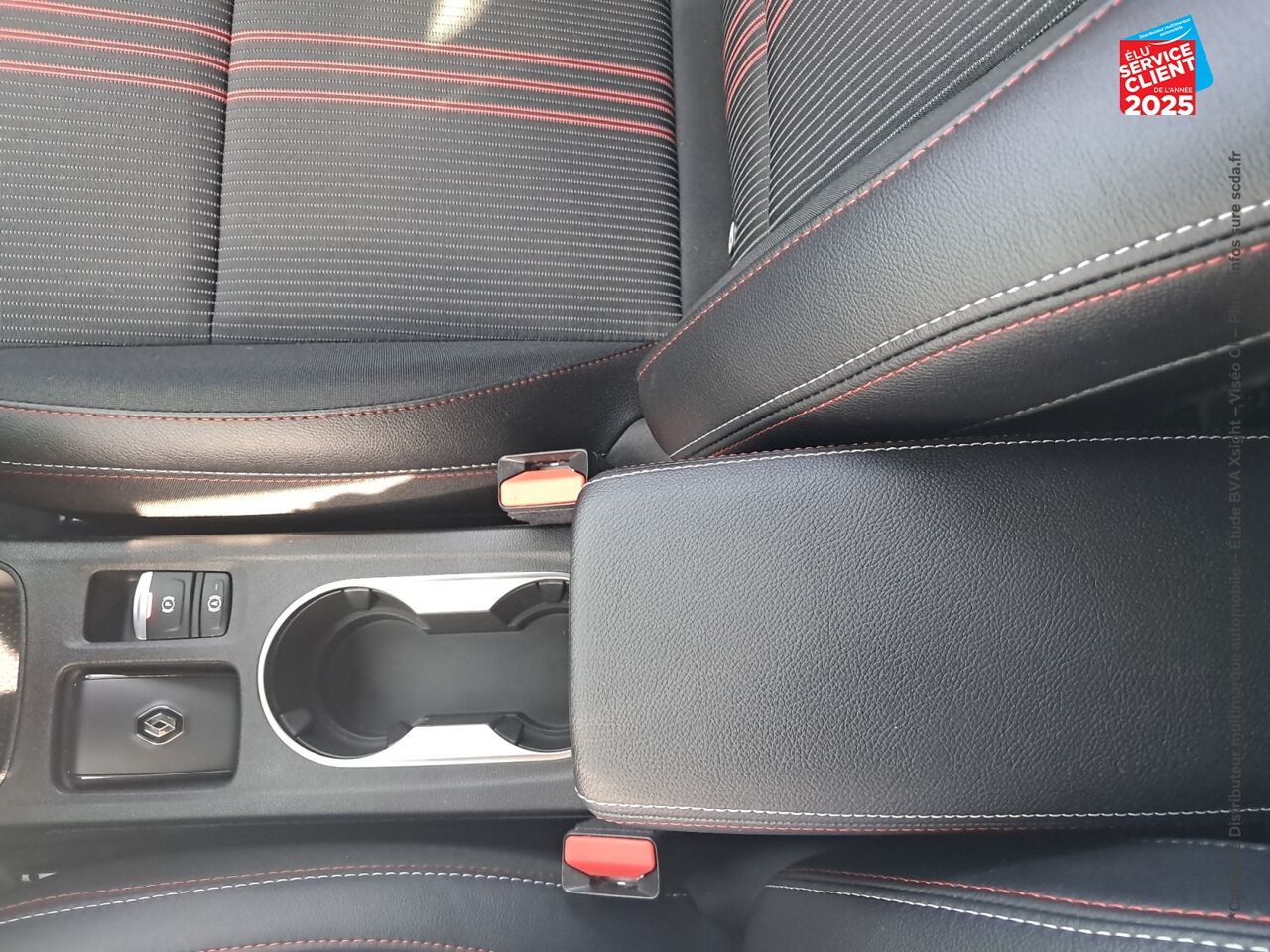 Véhicule d'occasion RENAULT CAPTUR 1.3 TCE MILD HYBRID 160CH RS LINE EDC chez Renault Sélestat