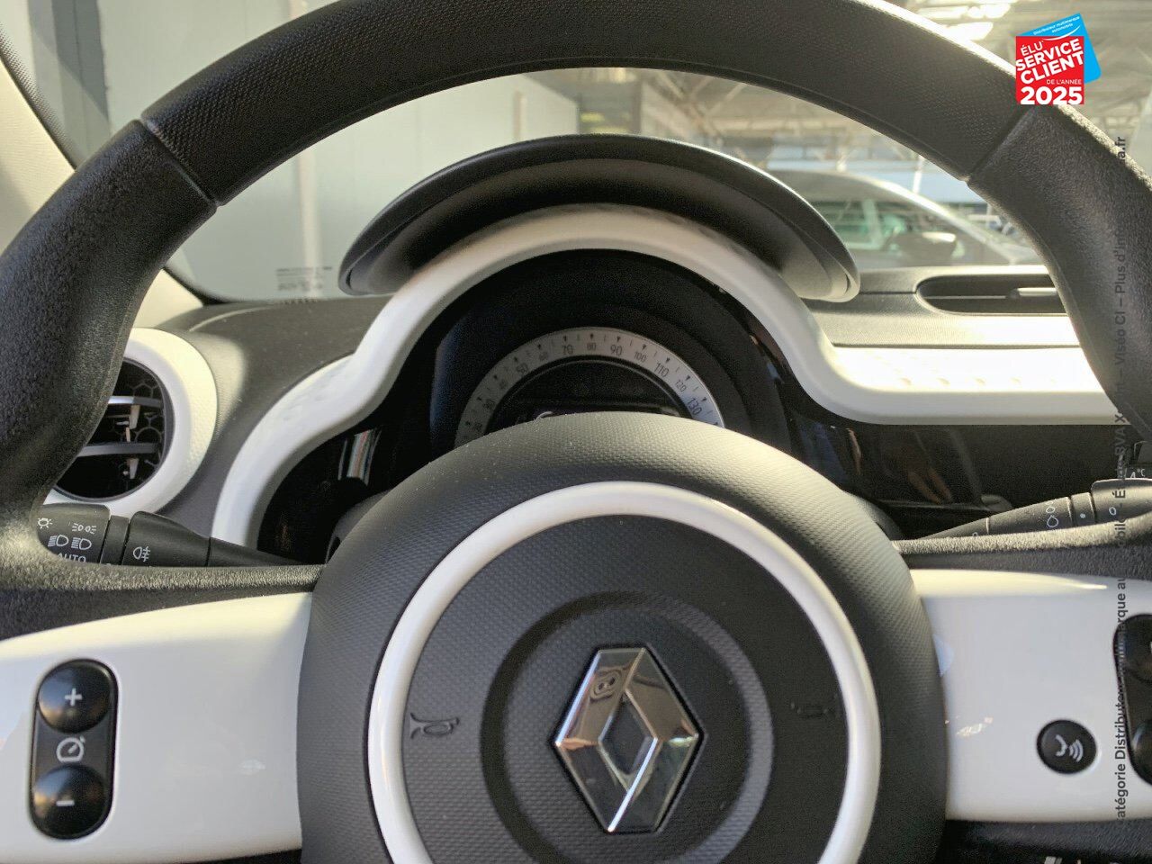 Véhicule d'occasion RENAULT TWINGO E-TECH ELECTRIC EQUILIBRE R80 ACHAT INTEGRAL chez Toyota Sarreguemines