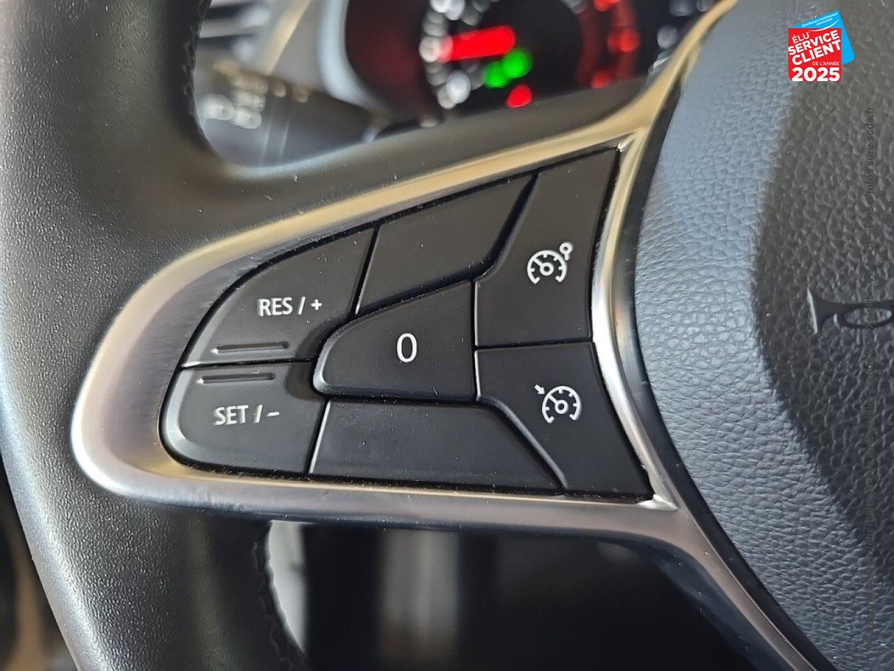 Véhicule d'occasion RENAULT ARKANA 1.3 TCE MILD HYBRID 140CH EVOLUTION EDC -22 GPS CAMERA chez Peugeot Sedan
