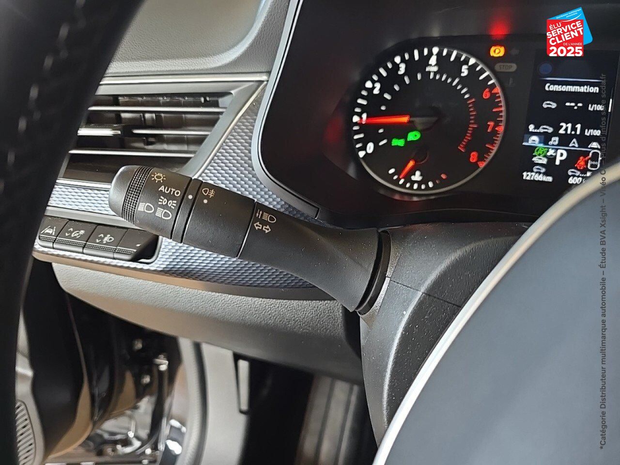 Véhicule d'occasion RENAULT ARKANA 1.3 TCE MILD HYBRID 140CH EVOLUTION EDC -22 GPS CAMERA chez Peugeot Sedan