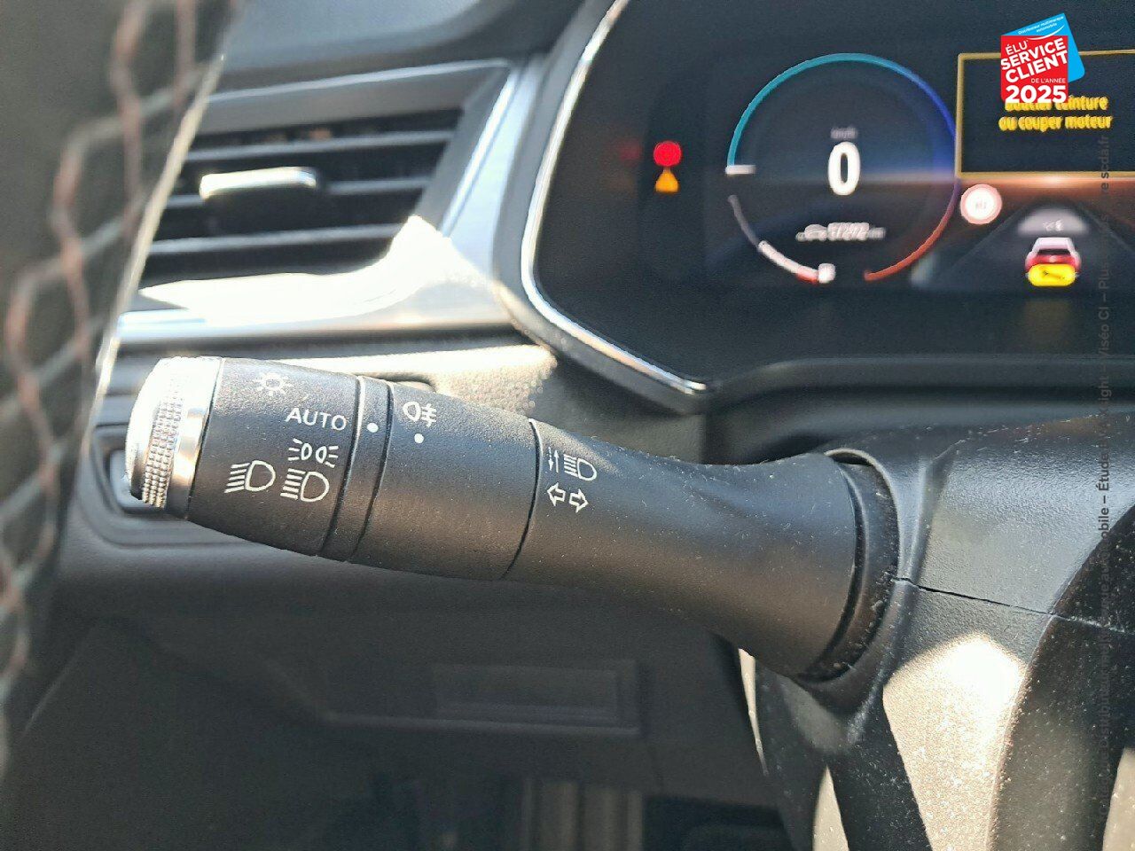 Véhicule d'occasion RENAULT CAPTUR 1.6 E-TECH HYBRIDE RECHARGEABLE 160CH INTENS -21 chez Toyota Thionville