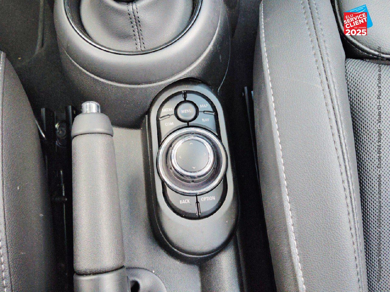 Véhicule d'occasion MINI MINI ONE 102CH EDITION CAMDEN BVA7 TOUVRANT SIEGES CUIR GPS RADAR AR chez MINI Besançon