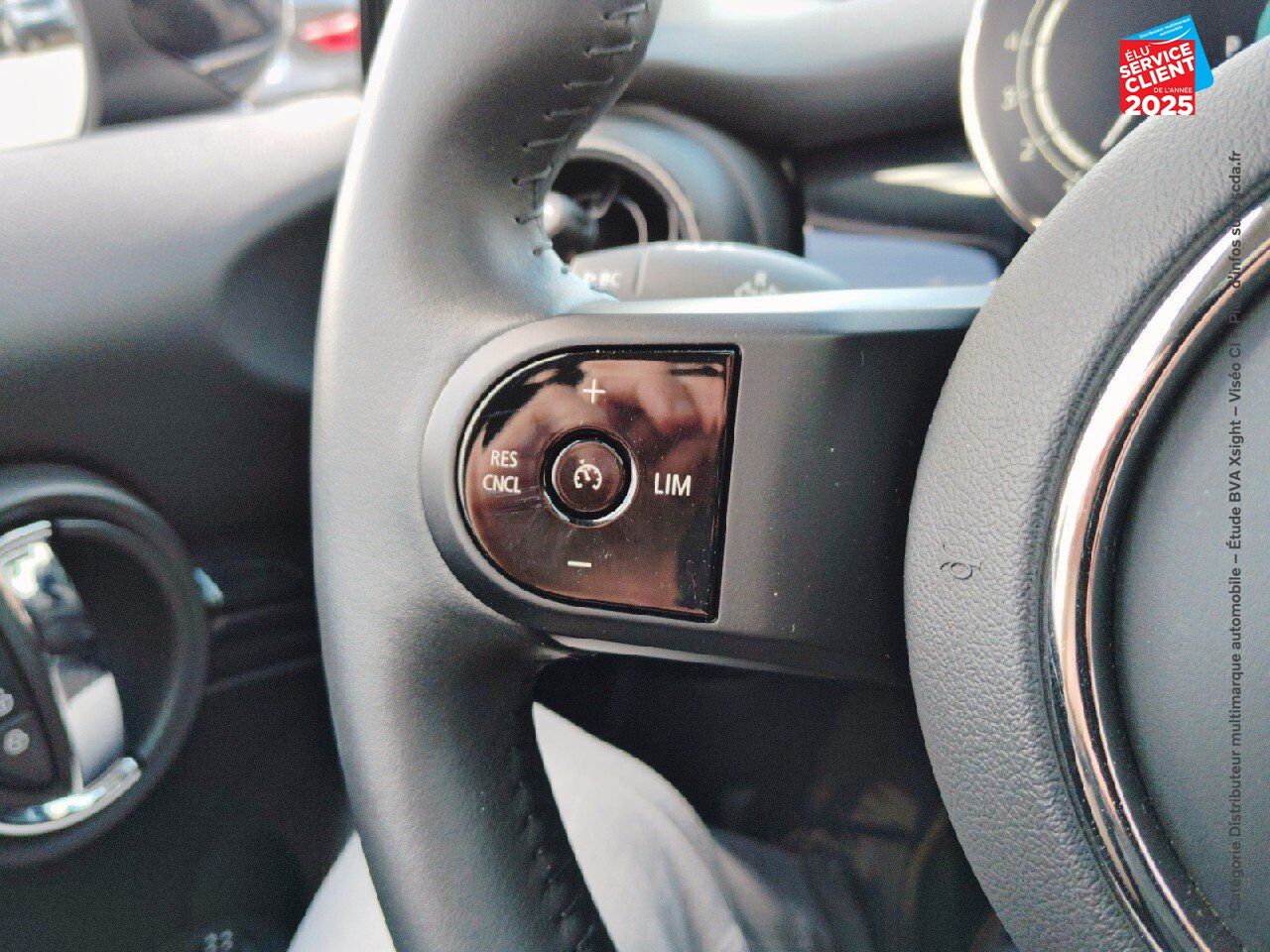 Véhicule d'occasion MINI MINI ONE 102CH EDITION CAMDEN BVA7 TOUVRANT SIEGES CUIR GPS RADAR AR chez MINI Besançon