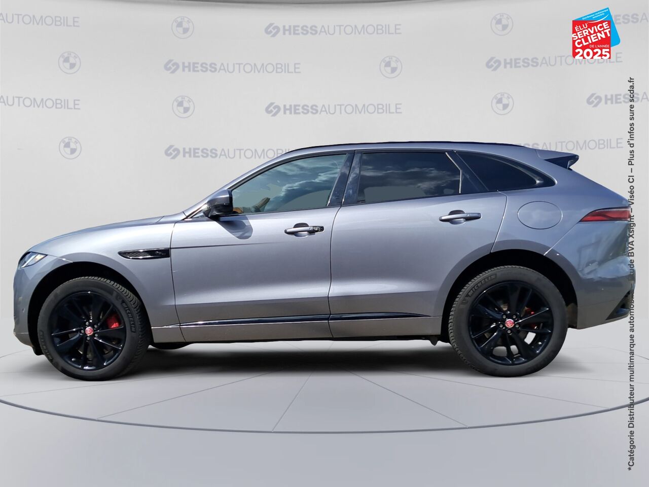 Véhicule d'occasion JAGUAR F-PACE P400E PLUG-IN-HYBRID R-DYNAMIC SE BVA8 AWD TPANO SIEGES CUIR CAMERA chez BMW Pontarlier