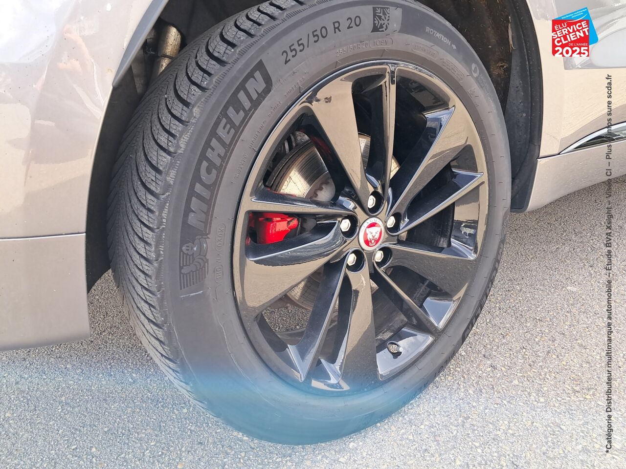 Véhicule d'occasion JAGUAR F-PACE P400E PLUG-IN-HYBRID R-DYNAMIC SE BVA8 AWD TPANO SIEGES CUIR CAMERA chez BMW Pontarlier
