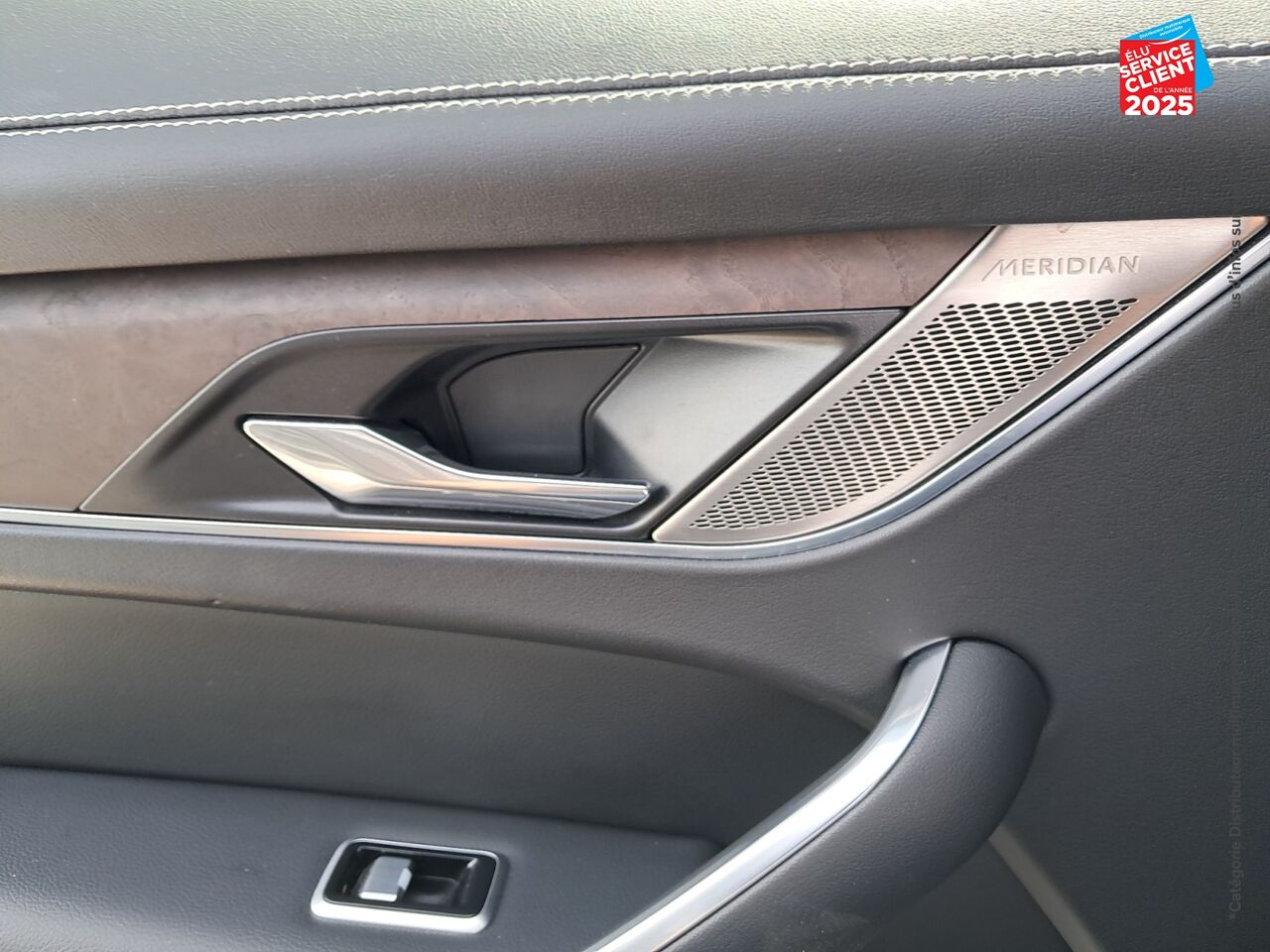 Véhicule d'occasion JAGUAR F-PACE P400E PLUG-IN-HYBRID R-DYNAMIC SE BVA8 AWD TPANO SIEGES CUIR CAMERA chez BMW Pontarlier