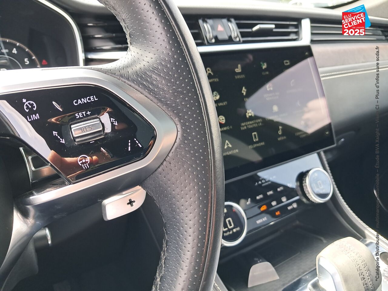 Véhicule d'occasion JAGUAR F-PACE P400E PLUG-IN-HYBRID R-DYNAMIC SE BVA8 AWD TPANO SIEGES CUIR CAMERA chez BMW Pontarlier