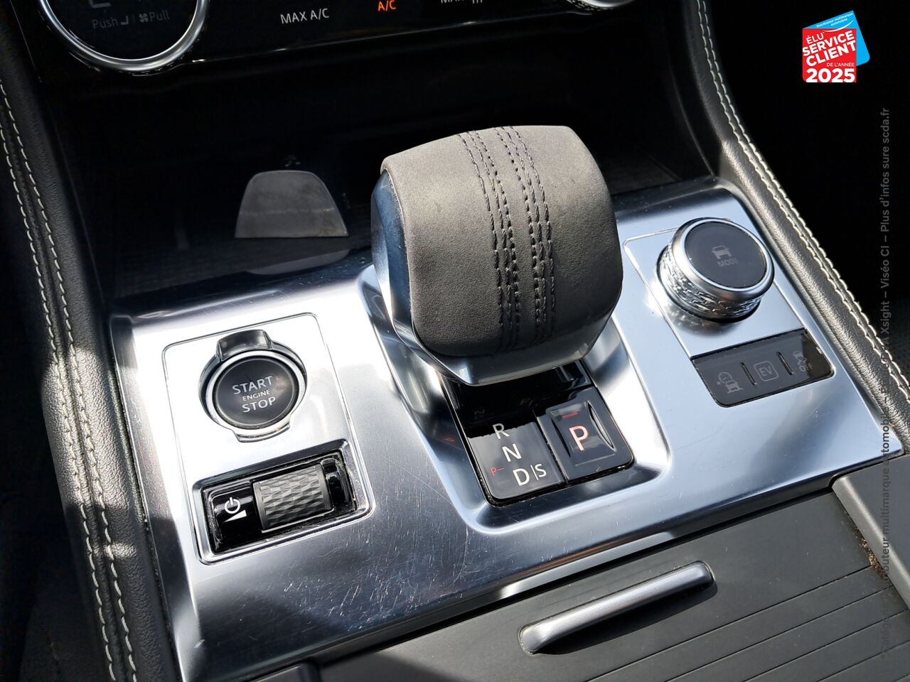 Véhicule d'occasion JAGUAR F-PACE P400E PLUG-IN-HYBRID R-DYNAMIC SE BVA8 AWD TPANO SIEGES CUIR CAMERA chez BMW Pontarlier
