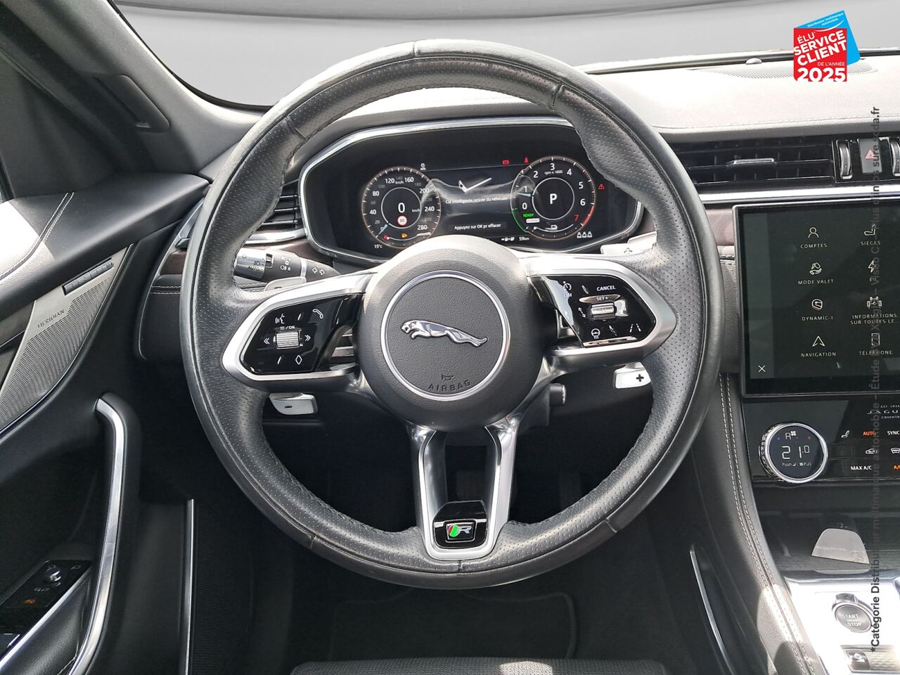 Véhicule d'occasion JAGUAR F-PACE P400E PLUG-IN-HYBRID R-DYNAMIC SE BVA8 AWD TPANO SIEGES CUIR CAMERA chez BMW Pontarlier