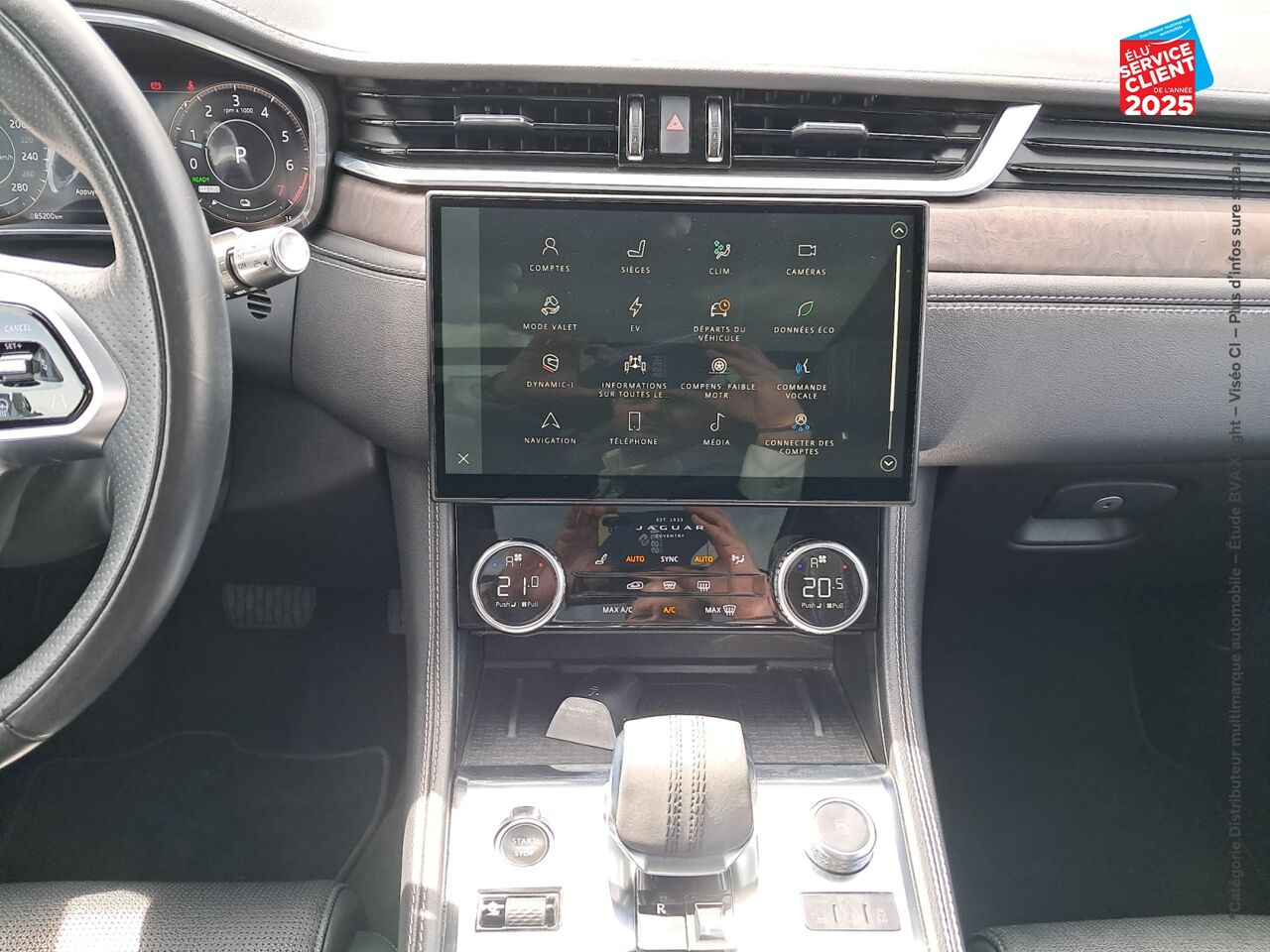 Véhicule d'occasion JAGUAR F-PACE P400E PLUG-IN-HYBRID R-DYNAMIC SE BVA8 AWD TPANO SIEGES CUIR CAMERA chez BMW Pontarlier