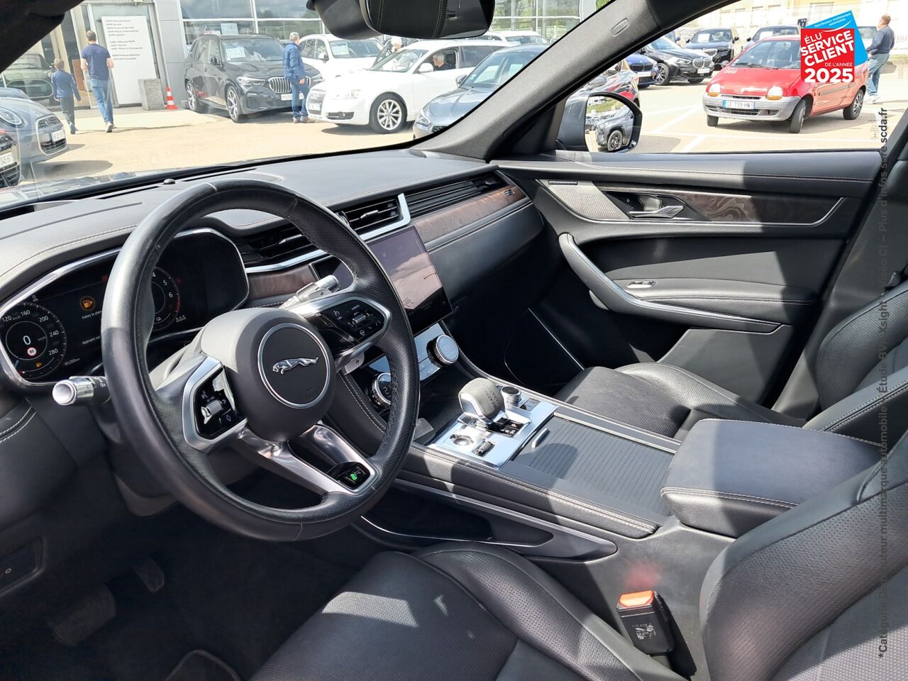 Véhicule d'occasion JAGUAR F-PACE P400E PLUG-IN-HYBRID R-DYNAMIC SE BVA8 AWD TPANO SIEGES CUIR CAMERA chez BMW Pontarlier