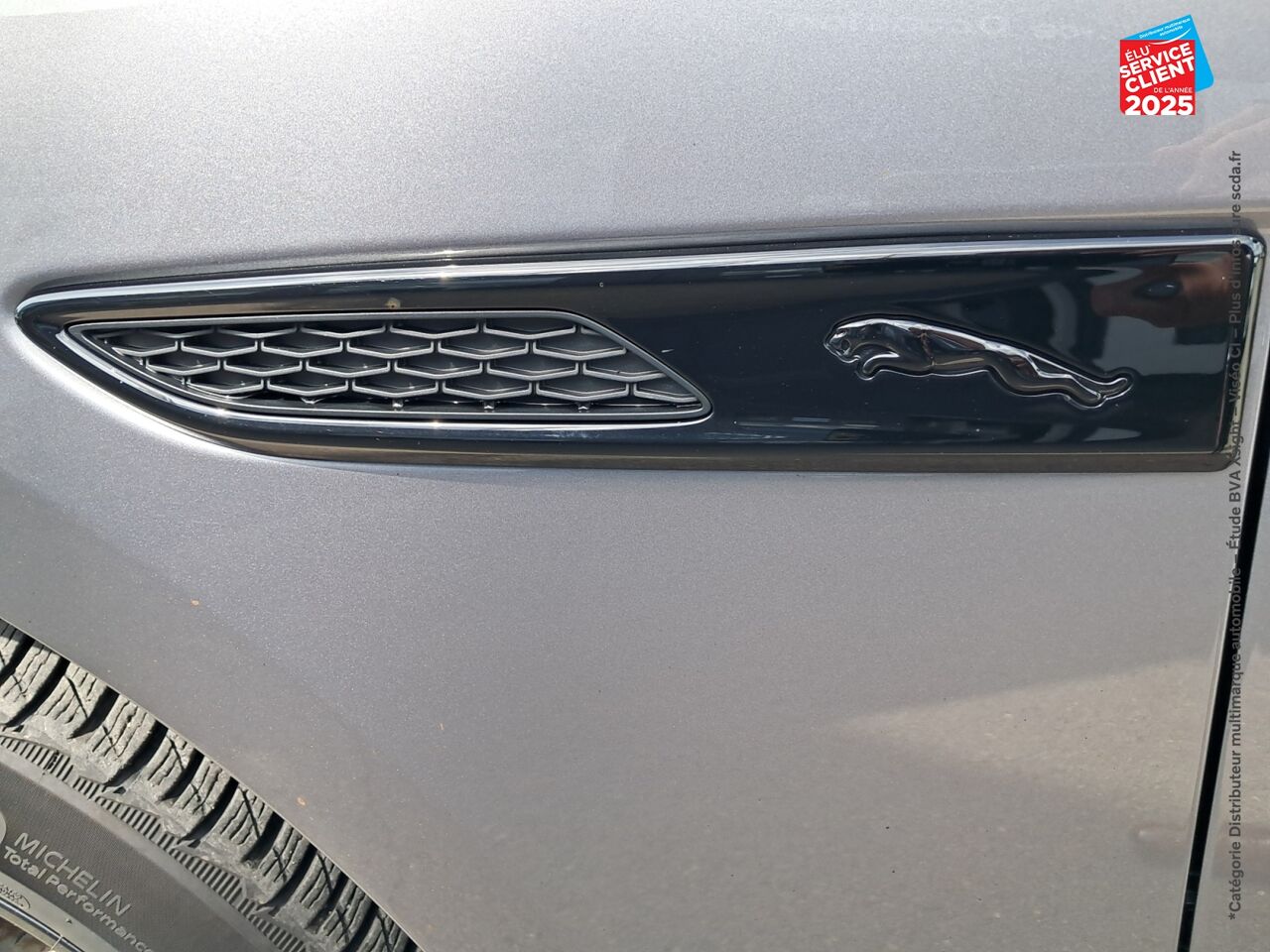Véhicule d'occasion JAGUAR F-PACE P400E PLUG-IN-HYBRID R-DYNAMIC SE BVA8 AWD TPANO SIEGES CUIR CAMERA chez BMW Pontarlier