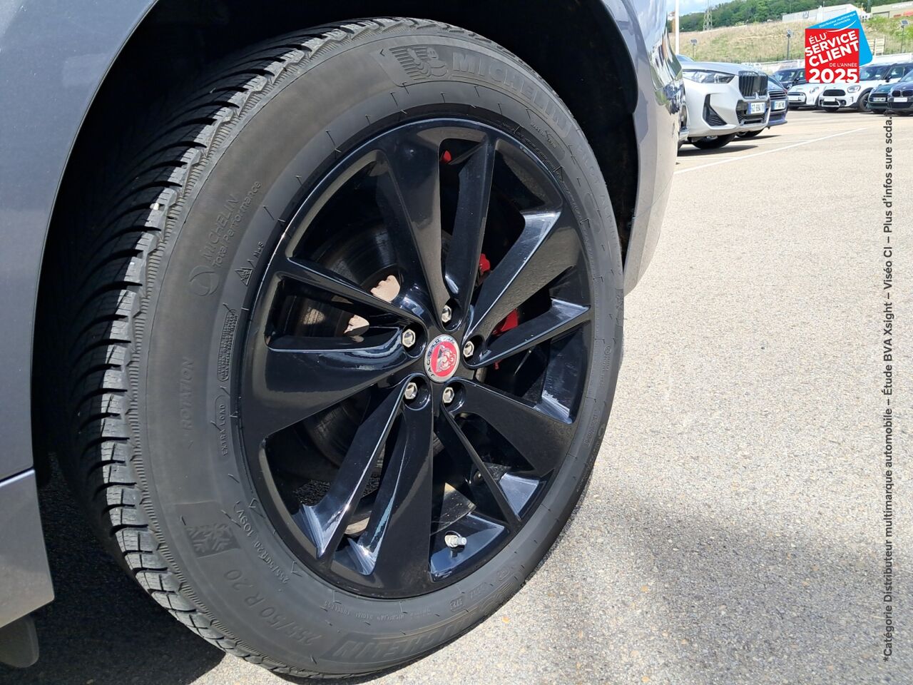 Véhicule d'occasion JAGUAR F-PACE P400E PLUG-IN-HYBRID R-DYNAMIC SE BVA8 AWD TPANO SIEGES CUIR CAMERA chez BMW Pontarlier