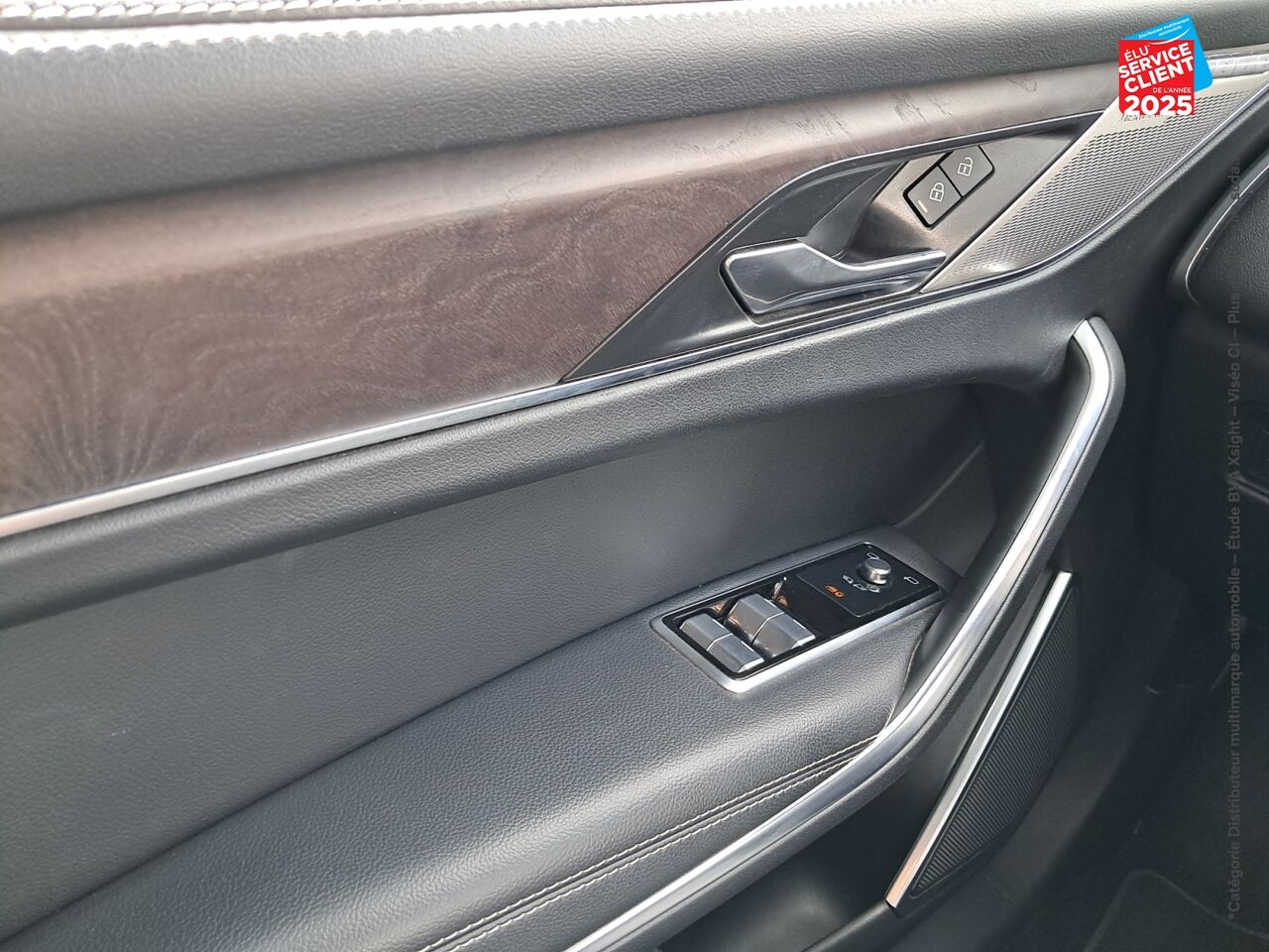 Véhicule d'occasion JAGUAR F-PACE P400E PLUG-IN-HYBRID R-DYNAMIC SE BVA8 AWD TPANO SIEGES CUIR CAMERA chez BMW Pontarlier